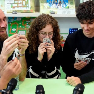 Jugadores concentrados en Alerta Máxima, juego de cálculo con enteros y atención a los detalles