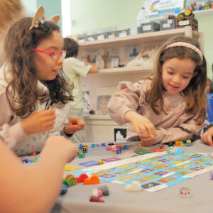 Niñas jugando a Carrera de Cálculo, juego de mesa de cálculo mental desde 6 años
