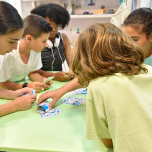 Niños jugando a Clonación, el juego de mesa para practicar las tablas de multiplicar