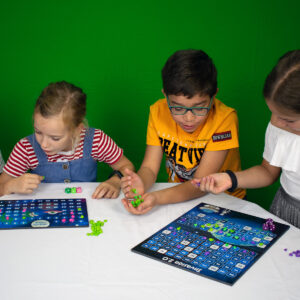 Niños jugando a Invasión, juego de cálculo mental para dos jugadores con dados y tablero