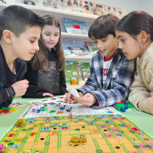 Niños jugando a Perdidos en la Jungla, juego de mesa de aventuras y estrategia matemática