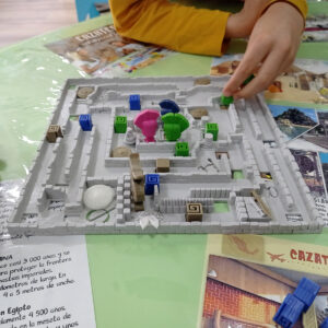 Jugadores en El Laberinto del Minotauro, juego de estrategia impreso en 3D