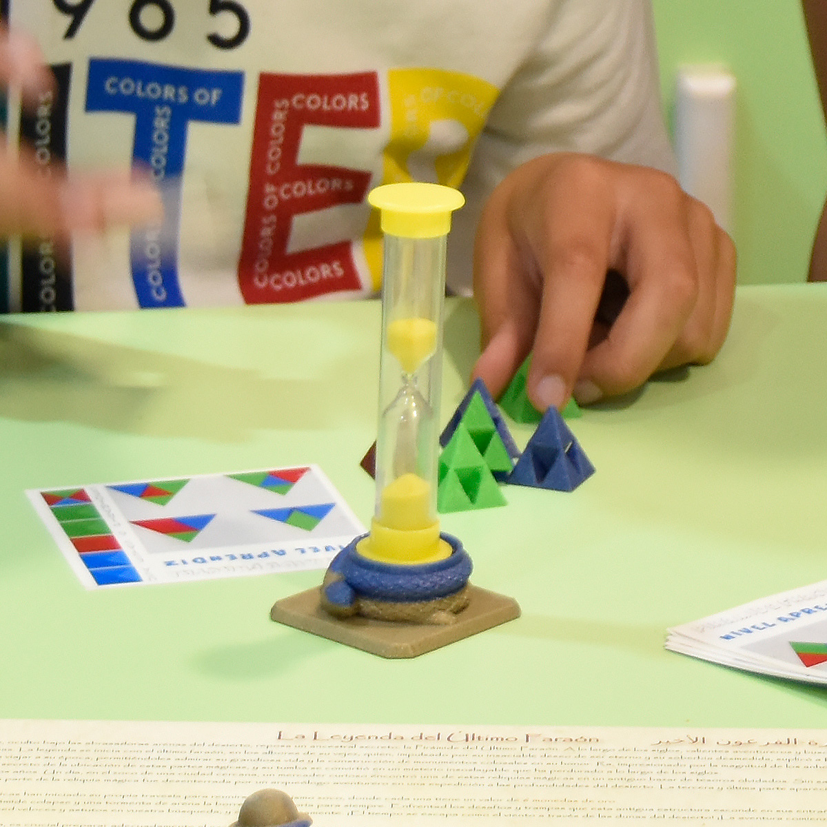 Niños resolviendo el reto de Pirámides Fractales con piezas 3D impresas en PLA y carta de desafío.