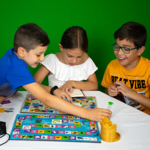 Niños jugando al juego de mesa Cuenta Atrás de cálculo mental