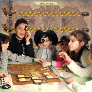 Grupo de niños con parches y sombreros de pirata jugando a Isla Pirata, un juego de mesa educativo para resolver ecuaciones y avanzar en la carrera por el tesoro.